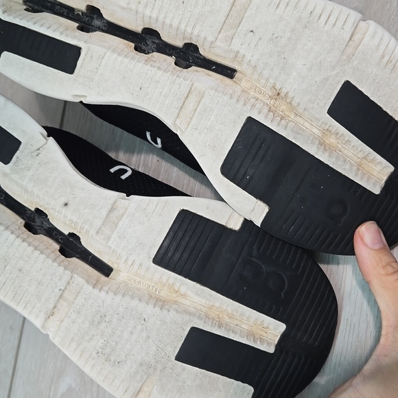 On Running Women Black& White Athletic Shoes Rinning Sz 9.5 - Picture 11 of 12